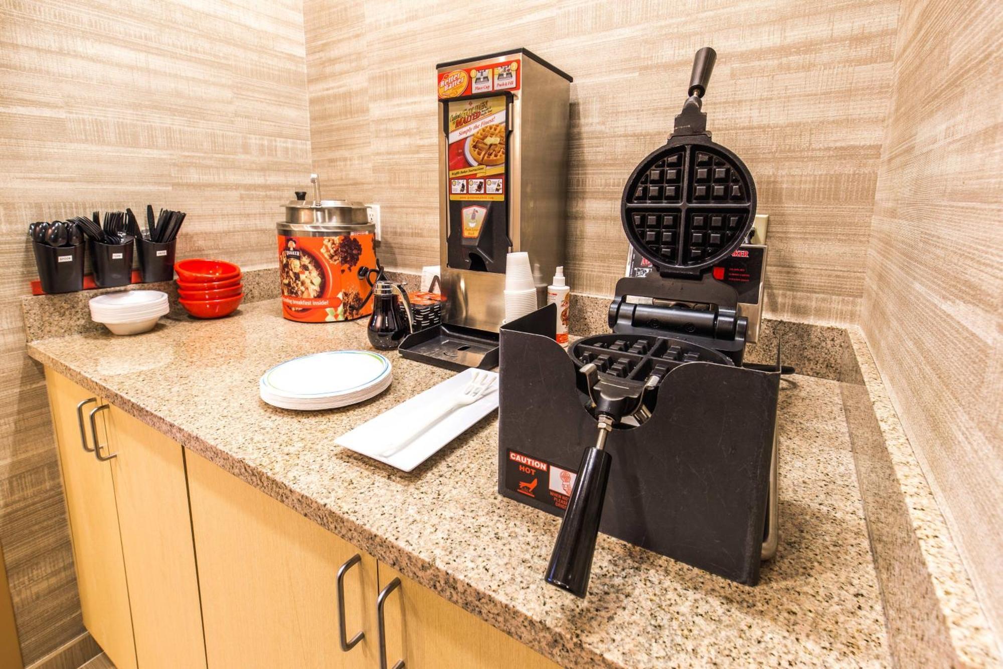 Towneplace Suites By Marriott גילפורד מראה חיצוני תמונה