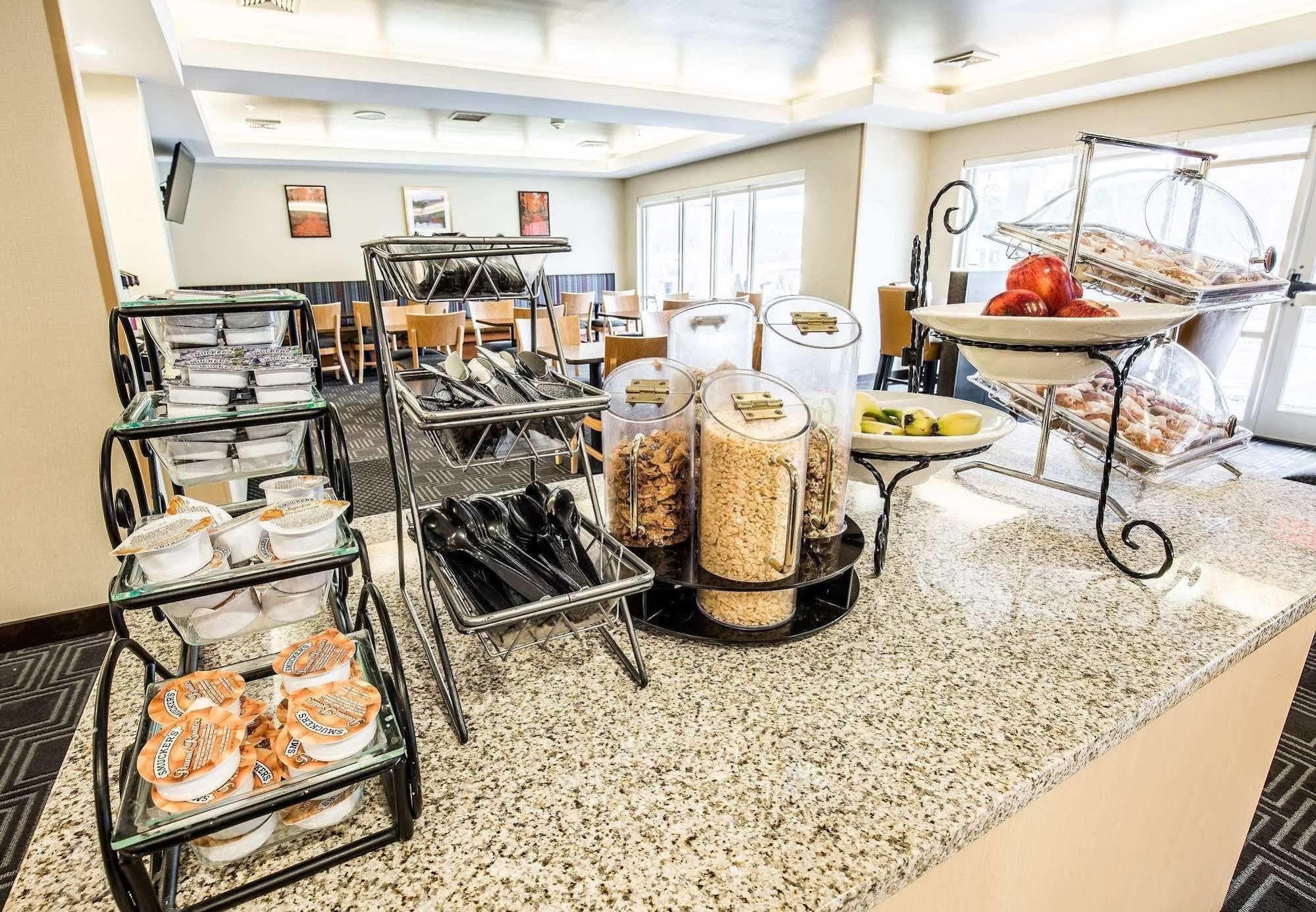 Towneplace Suites By Marriott גילפורד מראה חיצוני תמונה