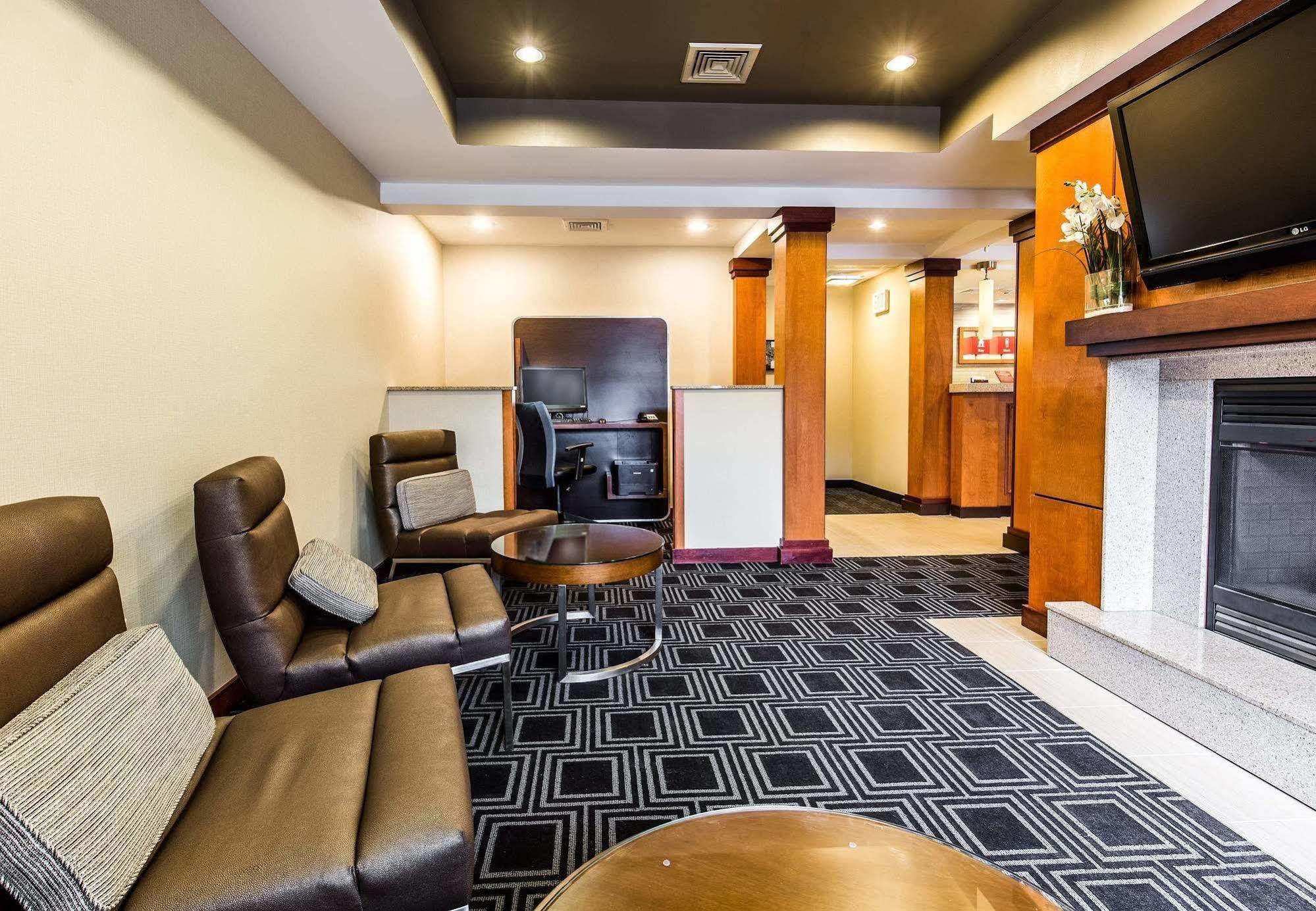 Towneplace Suites By Marriott גילפורד מראה חיצוני תמונה
