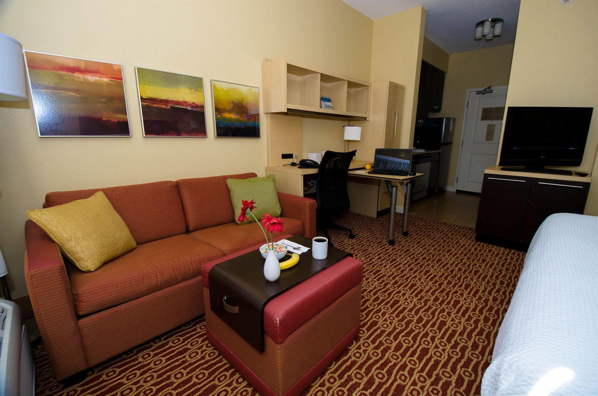 Towneplace Suites By Marriott גילפורד מראה חיצוני תמונה