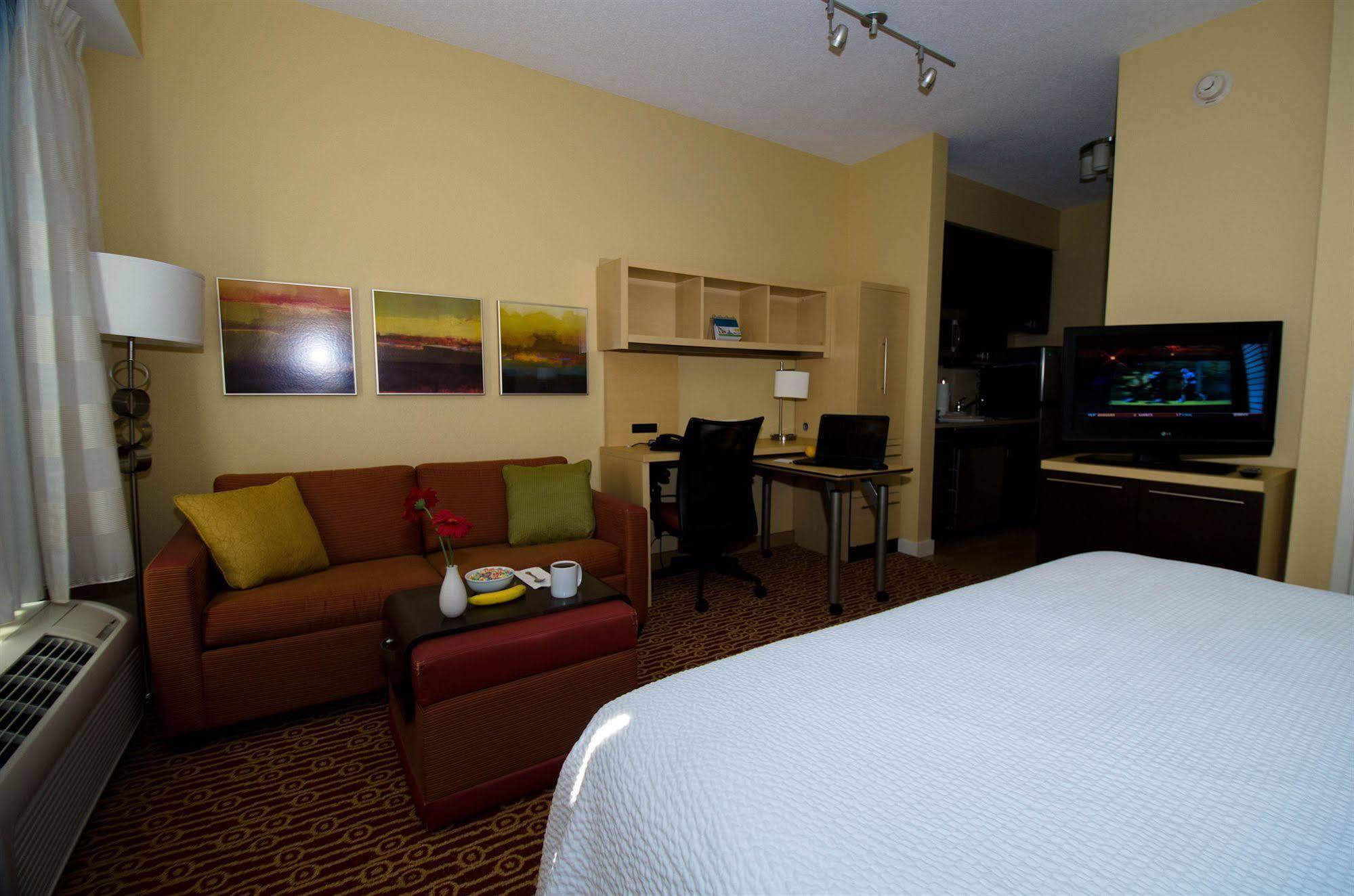 Towneplace Suites By Marriott גילפורד מראה חיצוני תמונה