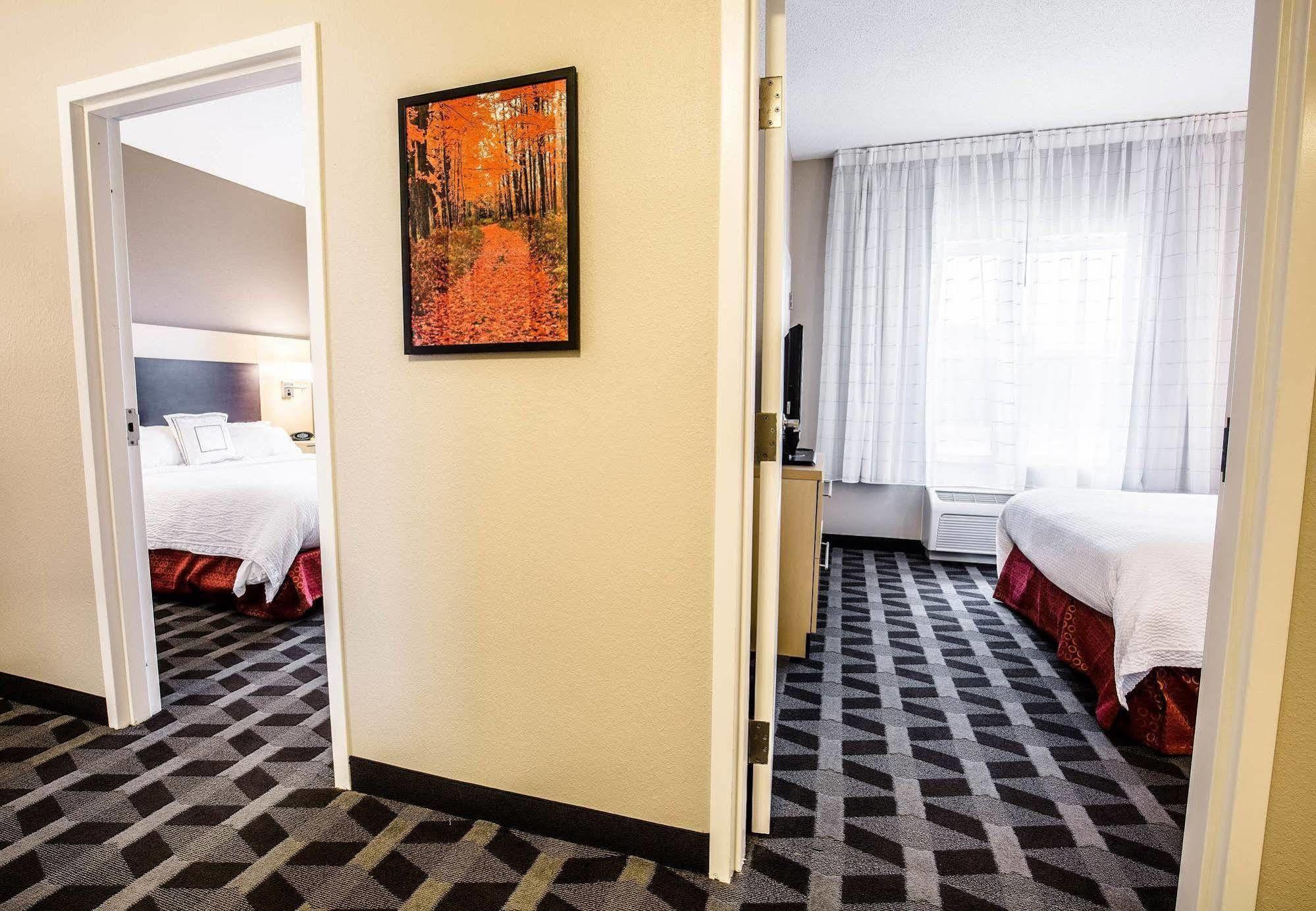 Towneplace Suites By Marriott גילפורד מראה חיצוני תמונה