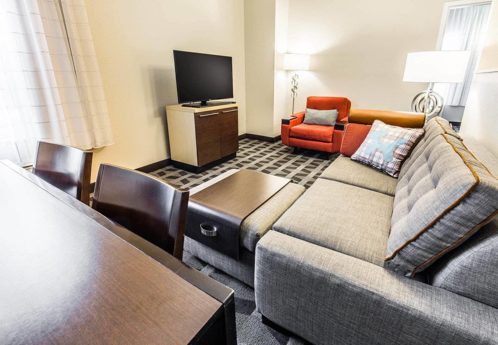 Towneplace Suites By Marriott גילפורד מראה חיצוני תמונה