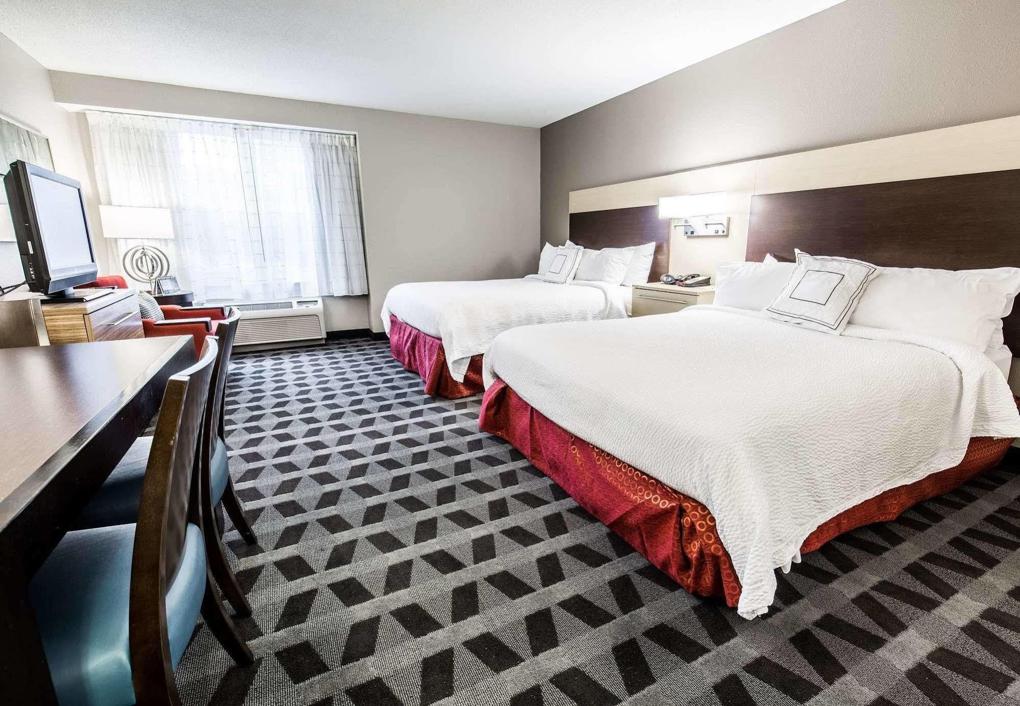 Towneplace Suites By Marriott גילפורד מראה חיצוני תמונה